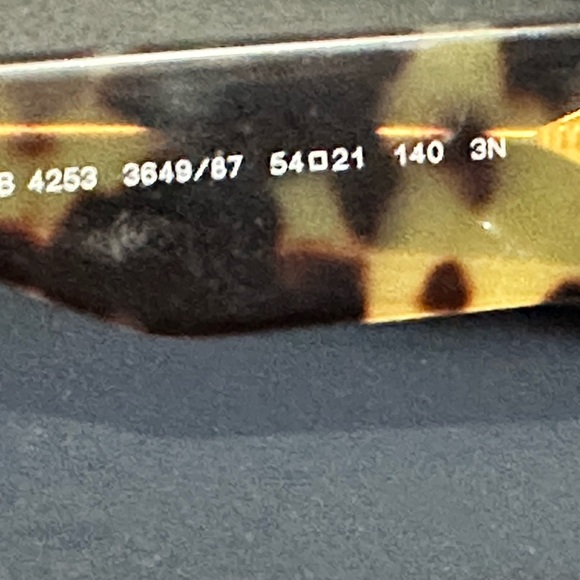 Burberry’s sunglasses - Picture 6 of 9